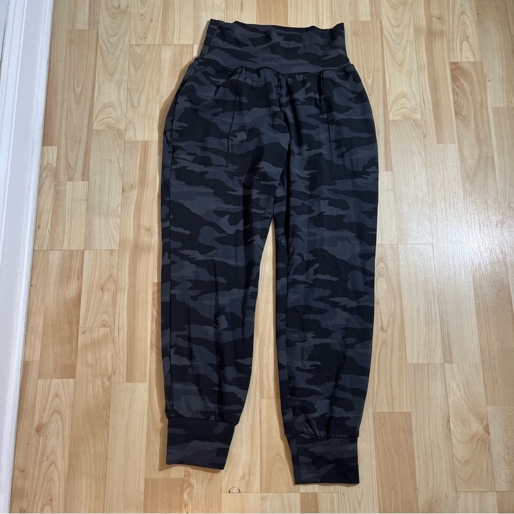 Athleta Womens Salutation Jogger In Powervita, Black Camo, Size XSP High Rise